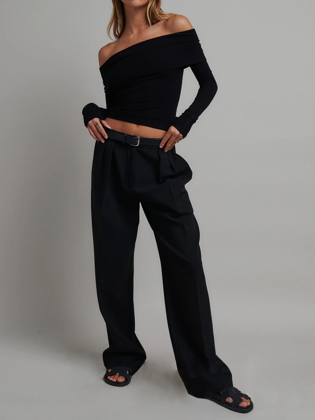 Camisa corta de manga larga con hombros descubiertos y cuello doblado.