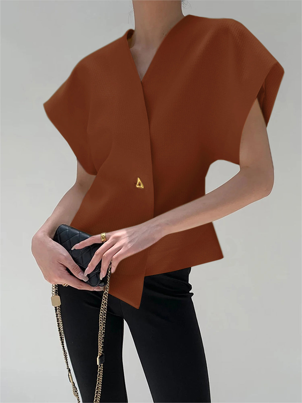 Blusa moderna con cuello en V y botones.