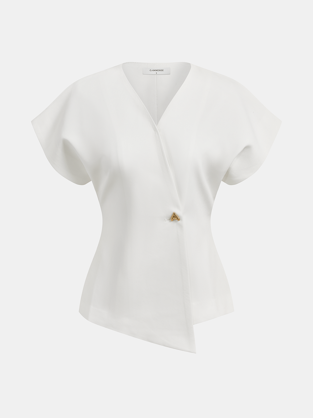 Blusa moderna con cuello en V y botones.
