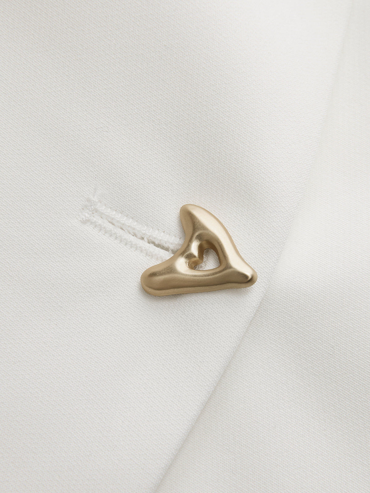 Blusa moderna con cuello en V y botones.