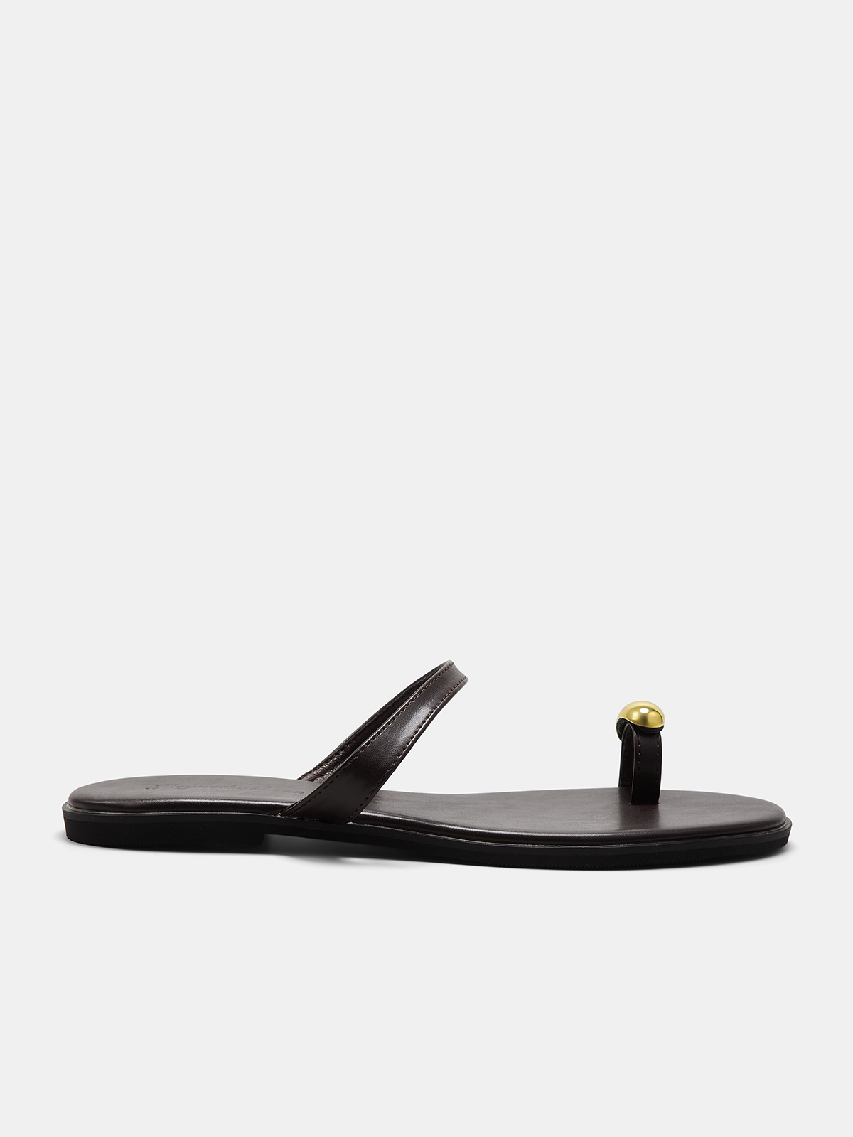 Sandalias planas con tira entre los dedos y detalles metálicos