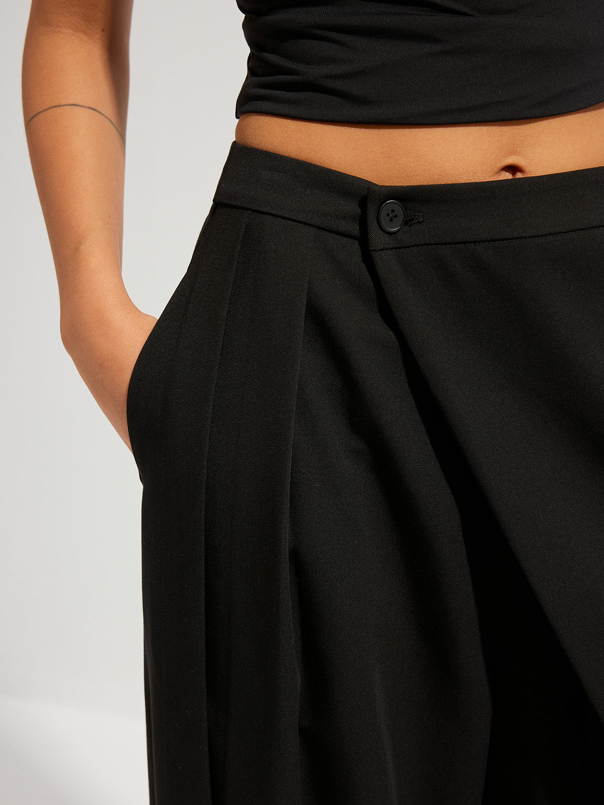 Pantalones anchos tipo globo con superposición asimétrica
