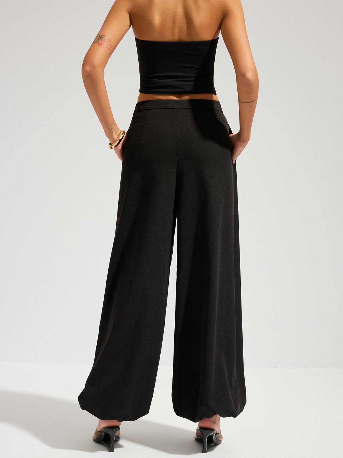 Pantalones anchos tipo globo con superposición asimétrica