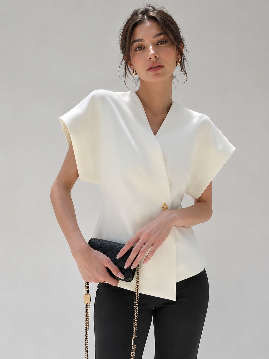 Blusa moderna con cuello en V y botones.