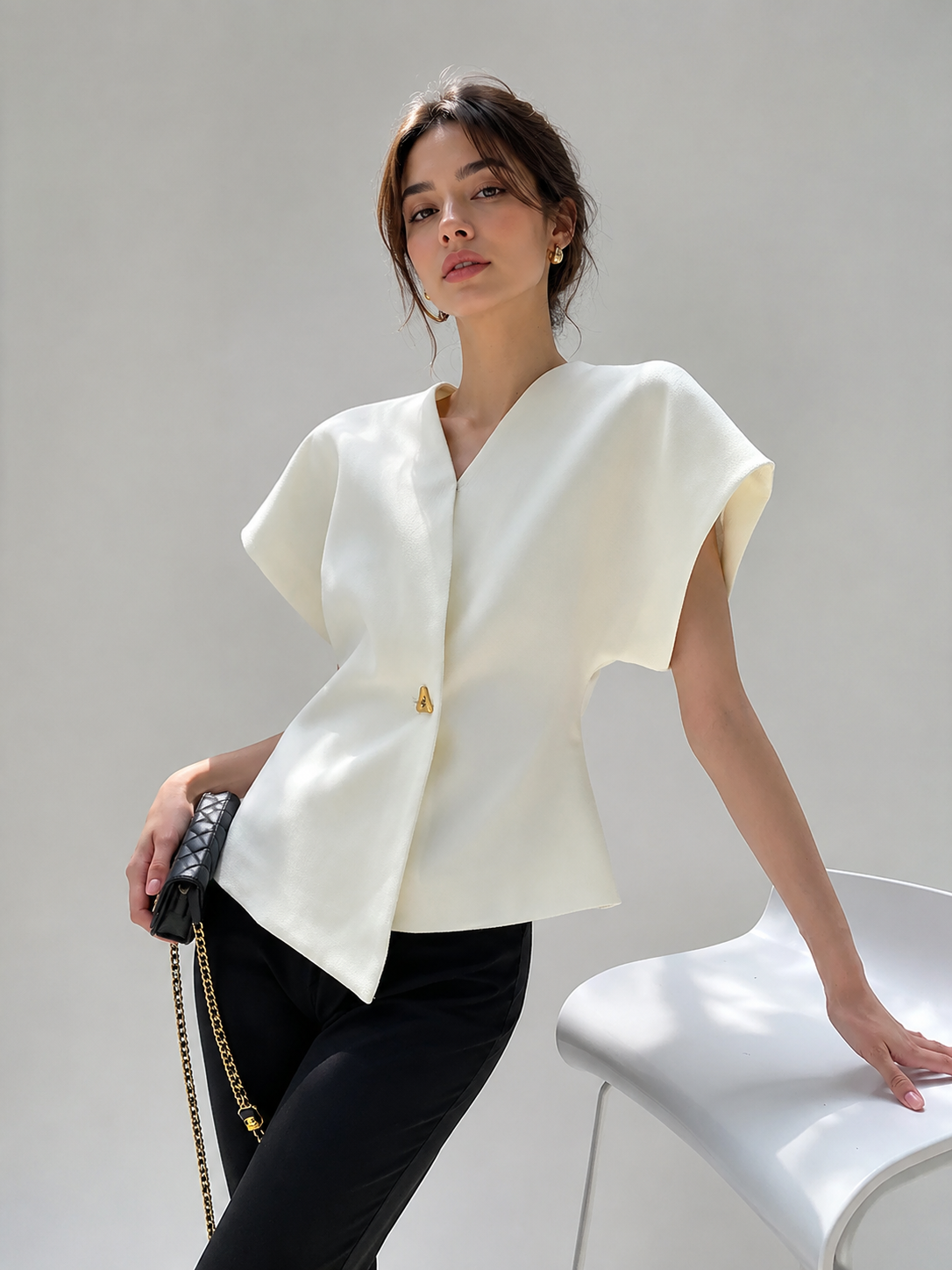 Blusa moderna con cuello en V y botones.