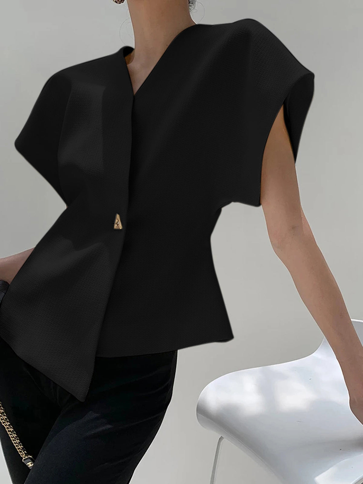 Blusa moderna con cuello en V y botones.