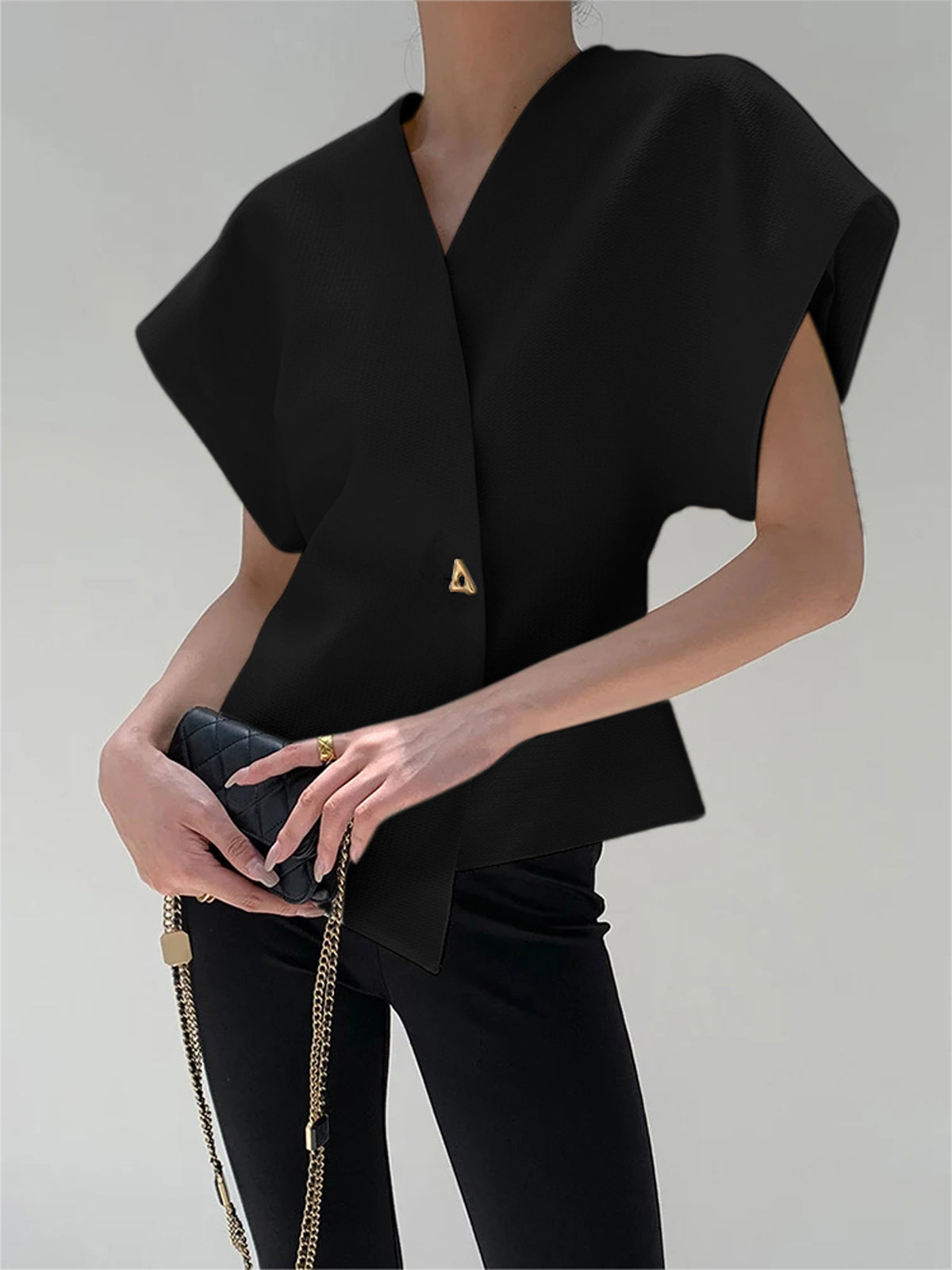 Blusa moderna con cuello en V y botones.