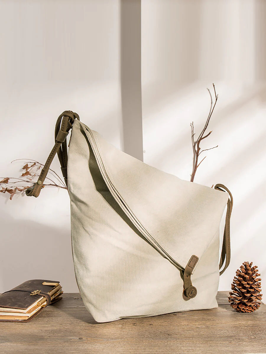 Lienzo femenino y bolso de cuero cruzado