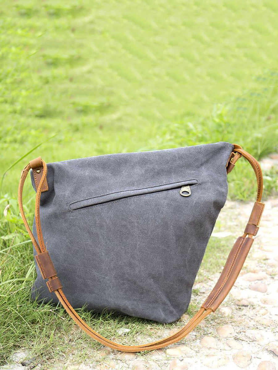 Lienzo femenino y bolso de cuero cruzado